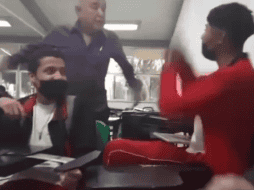 Se ve cuando el profesor se acerca al alumno y hace un ademán con el que amenaza en golpearlo, el joven reacciona y trata de cubrirse el rostro. TWITTER