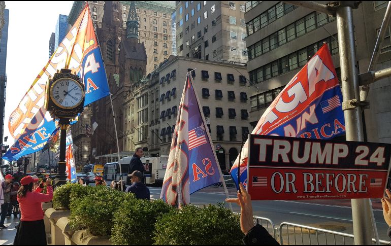 Seguidores del expresidente Donald Trump se manifiestan frente a la Torre Trump, en Nueva York. EFE/J. Fuentelsaz