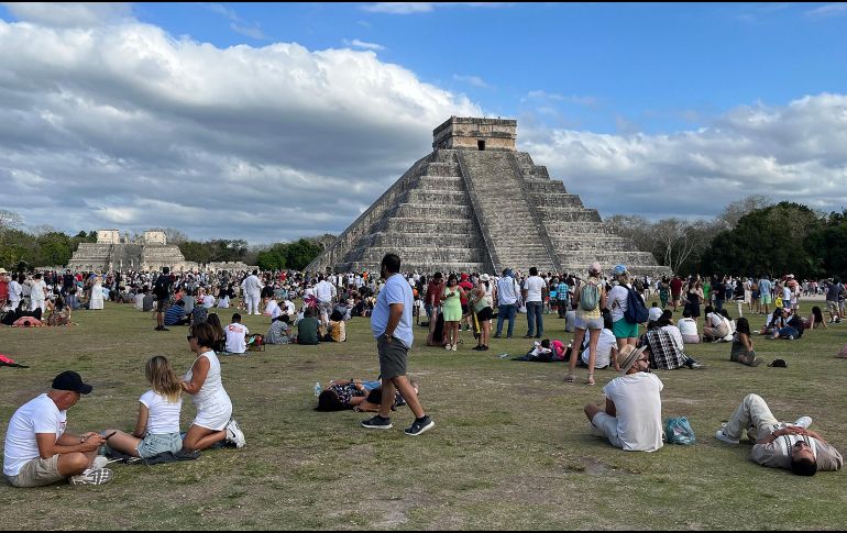 Turistas de India, Japón, Austria, México y España no repararon en gastos para llegar a la ciudad sagrada de los mayas y vivir esta experiencia única. AP/M. López
