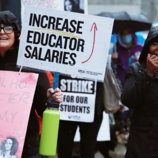 Casi medio millón de estudiantes en casa por huelga escolar en Estados Unidos