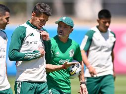 Diego Cocca explica a Héctor Moreno alguno de sus conceptos, durante el entrenamiento en el CAR. TWITTER/miseleccionmx