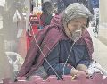 Una paciente está conectada a un ventilador en el pasillo de la sala de emergencias de un hospital en Beijing. La repentina reapertura de China dejó a las personas mayores vulnerables. AP