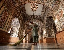 Un niño limpia una mezquita antes del sagrado mes de ayuno del Ramadán en Peshawar, Pakistán. EFE/M. Arbab