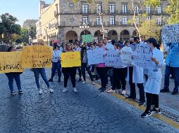 Detallaron que son alrededor de 300 los empleados afectados que laboraban en centros de salud de Ciudad Guzmán, Puerto Vallarta, Autlán El Grullo, Tepatitlán y del AMG. EL INFORMADOR/R. Rivas