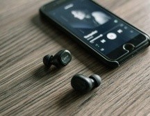 Las tres opciones inalámbricas que te describimos acá no contemplan diseños con diadema. ESPECIAL/Foto de Zarak Khan en Unsplash