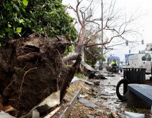 El tornado arrastró varios vehículos lejos del estacionamiento. AFP