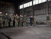 Zelenski visitó el frente de batalla para animar a sus soldados. ESPECIAL