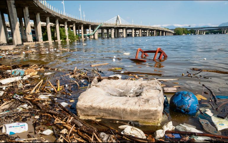 Imagen de la contaminación en el agua de una pequeña playa de la bahía de Guanabara, en Río de Janeiro. EFE