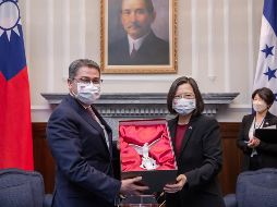 Foto de 2021 donde el entonces presidente hondureño, Juan Orlando Hernández, intercambia regalos con su homóloga taiwanesa Tsai Ing-wen. AP/Oficina Presidencial de Taiwán