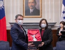 Foto de 2021 donde el entonces presidente hondureño, Juan Orlando Hernández, intercambia regalos con su homóloga taiwanesa Tsai Ing-wen. AP/Oficina Presidencial de Taiwán
