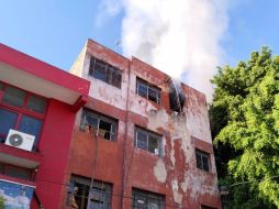 El incendio fue extinguido y no hubo riesgo para los otros departamentos. ESPECIAL / Bomberos de Guadalajara
