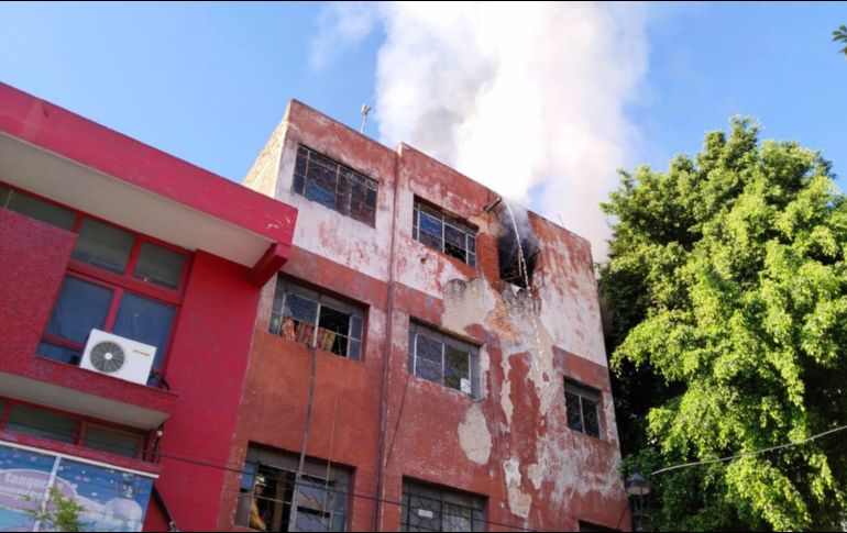 El incendio fue extinguido y no hubo riesgo para los otros departamentos. ESPECIAL / Bomberos de Guadalajara