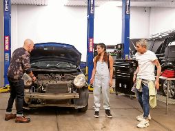 En la imagen Pepe Maqueo, María León y Maca Carriedo, en un capítulo del programa “Te debo una: Celebridades y autos”. CORTESÍA