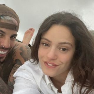Rosalía y Rauw Alejandro revolucionan las redes con su anillo de compromiso