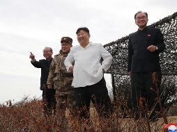 El líder supremo de Corea del Norte, Kim Jong-un, observa un ejercicio de misiles de crucero realizado en Jakdo-dong, provincia de Hamgyong del Sur, Corea del Norte. EFE/KCNA