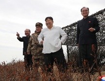 El líder supremo de Corea del Norte, Kim Jong-un, observa un ejercicio de misiles de crucero realizado en Jakdo-dong, provincia de Hamgyong del Sur, Corea del Norte. EFE/KCNA