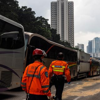Choque entre cuatro autobuses y un camión deja 87 heridos en Hong Kong