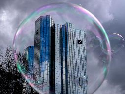 Las acciones de Deutsche Bank caen 6.3% en la bolsa de Fráncfort y 5.6% en la bolsa de Nueva York a media jornada. AP/M. Probst