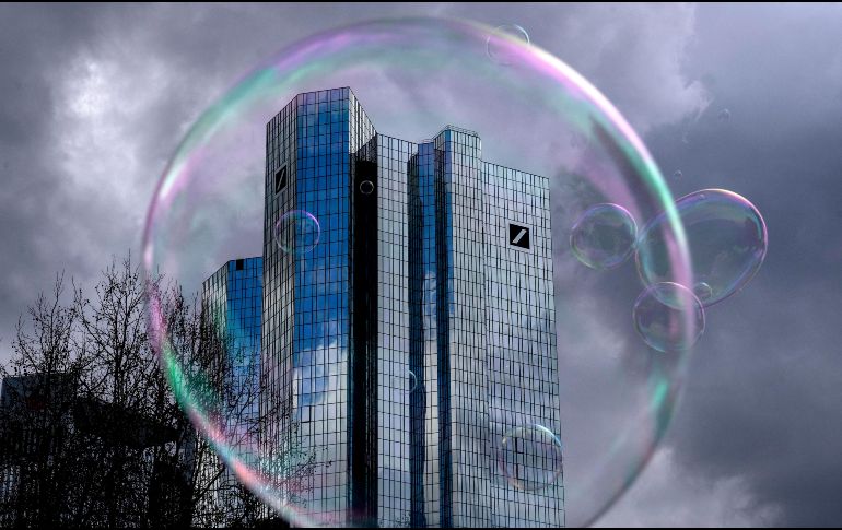 Las acciones de Deutsche Bank caen 6.3% en la bolsa de Fráncfort y 5.6% en la bolsa de Nueva York a media jornada. AP/M. Probst