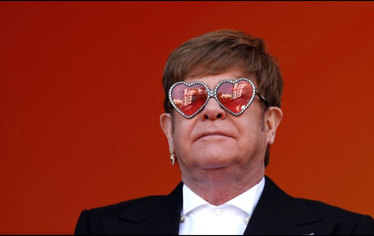 La fama de Elton John lo llevó a ser condecorado por la realeza británica. EFE/ ARCHIVO