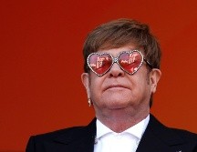 La fama de Elton John lo llevó a ser condecorado por la realeza británica. EFE/ ARCHIVO