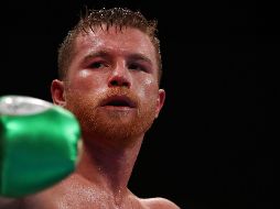 En una entrevista con el futbolista mexicano Javier “Chicharito” Hernández, Canelo reveló que no ha sido nada sencillo toda su trayectoria como pugilista. AFP / ARCHIVO