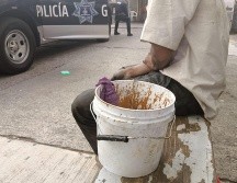 El hombre fue detenido con una cubeta de pintura y un trapo. ESPECIAL