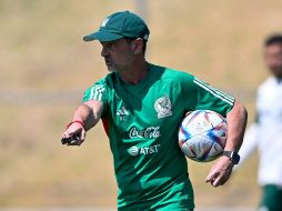 Diego Cocca se puso a trabajar después de aterrizar proveniente de Surinam. TWITTER/miseleccionmx