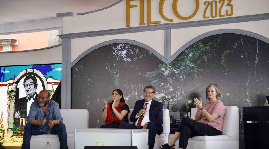 Élmer Mendoza estuvo acompañado de Eduardo Antonio Parra, Magali Velasco y Mónica Lavín.  SUN/G. Espinosa