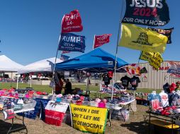En los alrededores del aeropuerto de Waco, donde Donald Trump inicia su campaña, se vive una fiesta con productos dirigidos a sus simpatizantes, entusiasmados por verlo en las elecciones. AFP / S. Cordeiro
