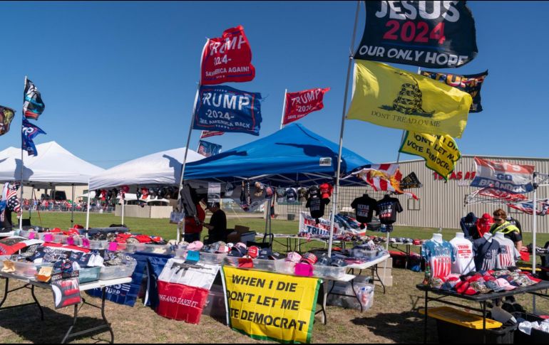 En los alrededores del aeropuerto de Waco, donde Donald Trump inicia su campaña, se vive una fiesta con productos dirigidos a sus simpatizantes, entusiasmados por verlo en las elecciones. AFP / S. Cordeiro