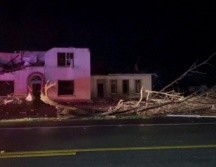 Imágenes de televisión mostraron casas arrasadas y escombros esparcidos por las carreteras. ESPECIAL