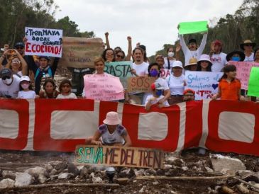 Grupos de ONG hicieron una cadena humana para protestar por las obras del Tren Maya. ESPECIAL