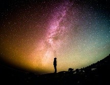 Los planetas se extenderán desde la línea del horizonte hasta aproximadamente la mitad del cielo nocturno, pero hay que verlos temprano. ESPECIAL/Foto de Greg Rakozy en Unsplash
