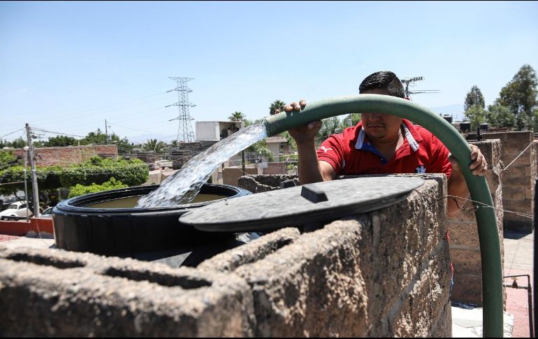 En la colonia Parques de Santa María en Tlaquepaque han tenido que pedir pipas por la falta de agua desde hace tres semanas. EL INFORMADOR/ CARLOS ZEPEDA