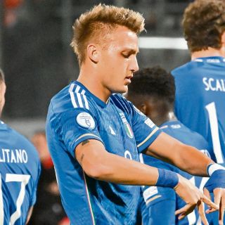 Italia gana sin convencer