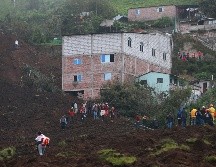 Imágenes de medios locales dan cuenta de un gigantesco tramo cubierto de lodo y en los flancos casas de hasta tres pisos semidestruidas. EFE/J. Jácome