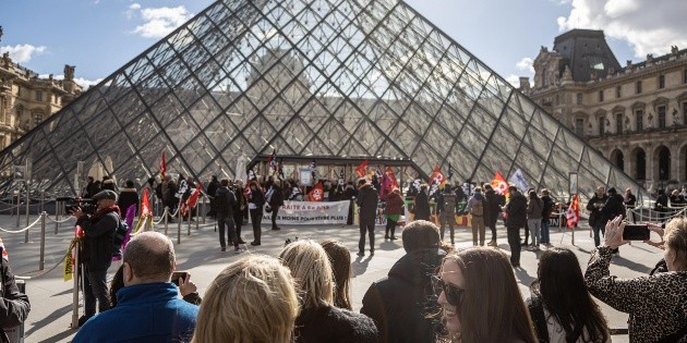 Bloquean el Museo del Louvre en protesta contra la reforma de pensiones