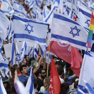 3 claves para entender las históricas protestas que sacuden a Israel y han puesto a Netanyahu contra las cuerdas