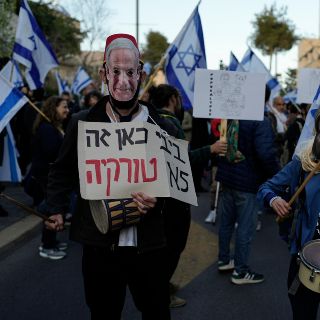 Netanyahu paraliza su reforma judicial, presionado por protestas masivas