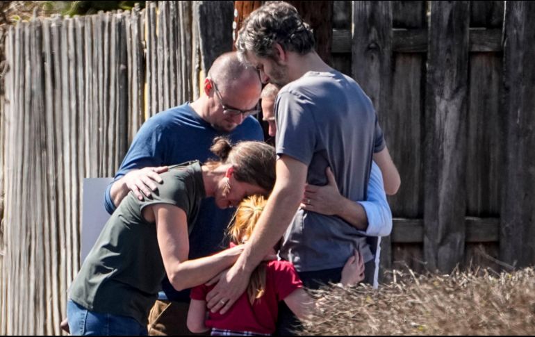Un grupo de personas reza afuera de una iglesia después del tiroteo en Nashville, Tennessee, donde perdieron la vida tres menores y tres adultos. AP / J. Bazemore