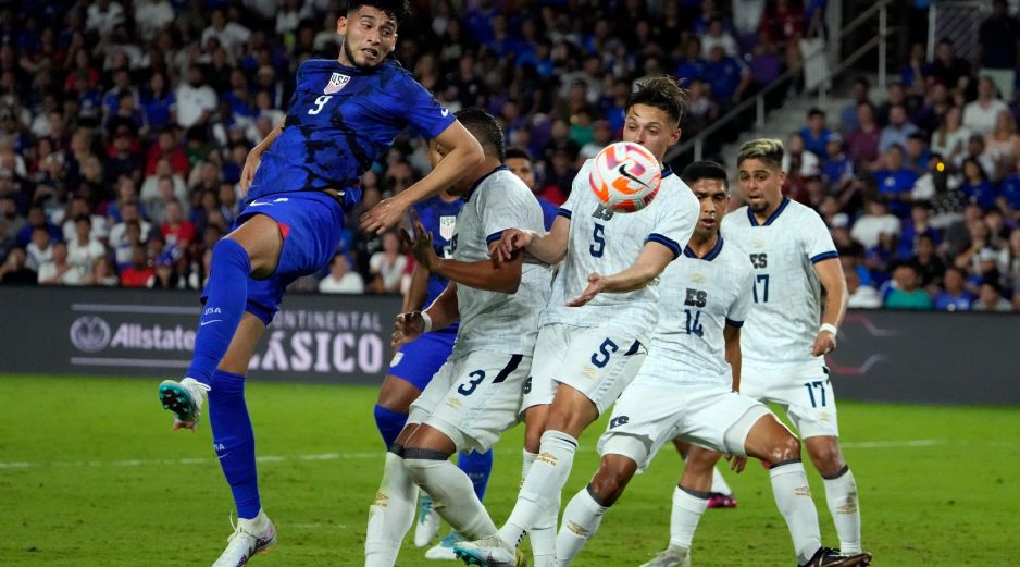 Ricardo Pepi (izq.) logró el gol del triunfo apenas en el primer balón que tocó en el enfrentamiento ante El Salvador. AP/J. Raoux