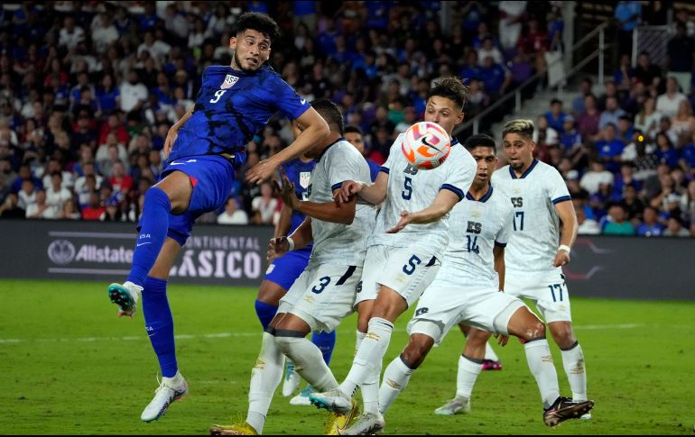 Ricardo Pepi (izq.) logró el gol del triunfo apenas en el primer balón que tocó en el enfrentamiento ante El Salvador. AP/J. Raoux