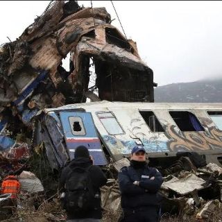 Grecia convoca elecciones en mayo tras choque de trenes