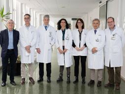 De izquierda a derecha, los investigadores Elías Campo, Antoni Castells, Álex Iranzo, Raquel Sánchez-Valle, Josefina Castro, Gil Rodas y Josep M. Segur. EFE / Clínic Barcelona
