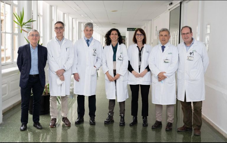 De izquierda a derecha, los investigadores Elías Campo, Antoni Castells, Álex Iranzo, Raquel Sánchez-Valle, Josefina Castro, Gil Rodas y Josep M. Segur. EFE / Clínic Barcelona