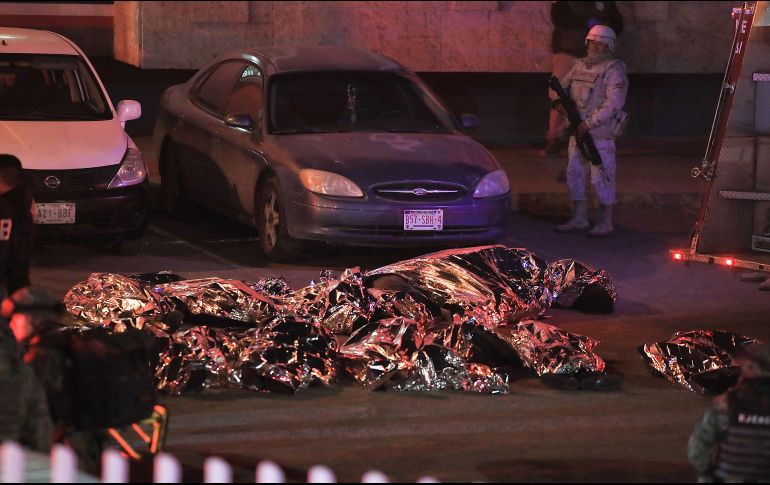 Cuerpos de personas fallecidas durante el incendio en las instalaciones del INM permanecen en el piso luego de la tragedia en Ciudad Juárez, Chihuahua. EFE / L. Torres