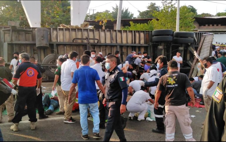 El 9 de diciembre de 2021 un camión de carga que trasladaba a 160 emigrantes irregulares chocó con un puente peatonal en una carretera de Chiapas, dejando 56 muertos. AFP / ARCHIVO