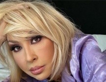 En las imágenes se puede observar que Laura Bozzo se encuentra acostada en en cama llevando puesto una pijama color lila, además que lleva un gran maquillaje y un corte de pelo muy original. INSTAGRAM / laurabozzo_of