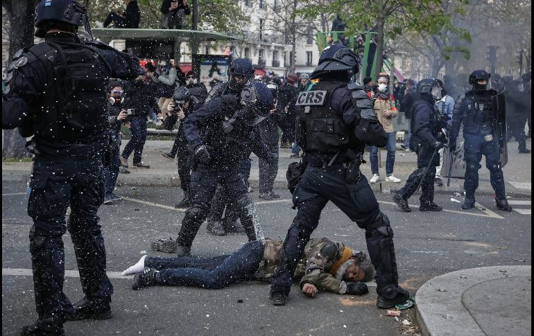 Policías se enfrentaron con manifestantes en París.